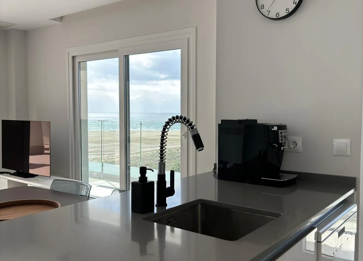 New Penthouse With Sunny Beach View ウエルバ 0*,  スペイン