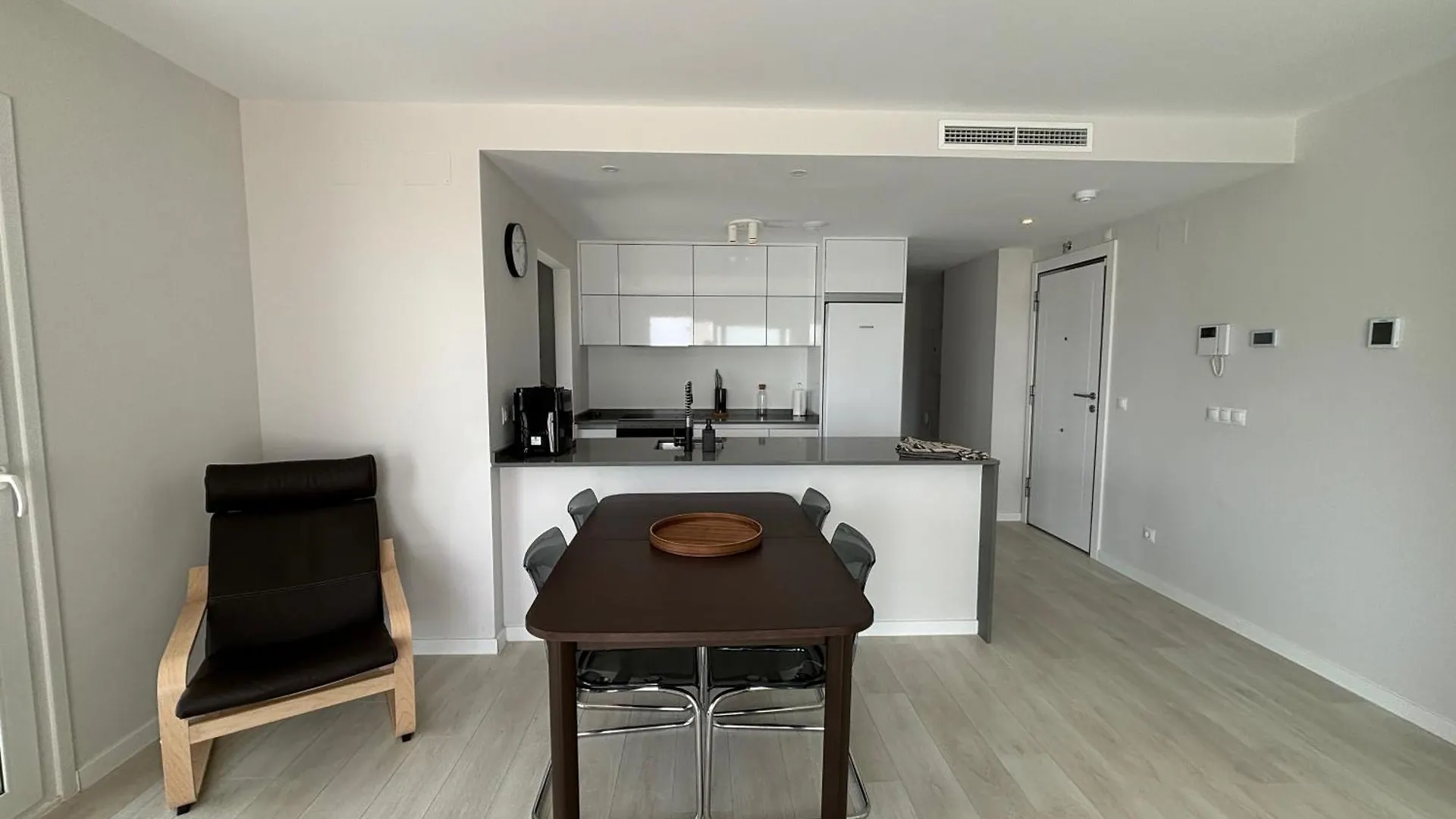 New Penthouse With Sunny Beach View ウエルバ